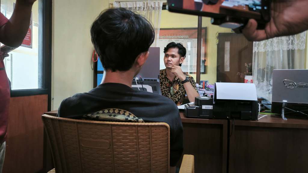 HARLI/LOMBOK POST  TAK PUNYA AKAL: Pelaku penganiaya bayi usia dua bulan berinisial MO diperiksa penyidik Unit PPA Satreskrim Polresta Mataram, Jumat (9/5).