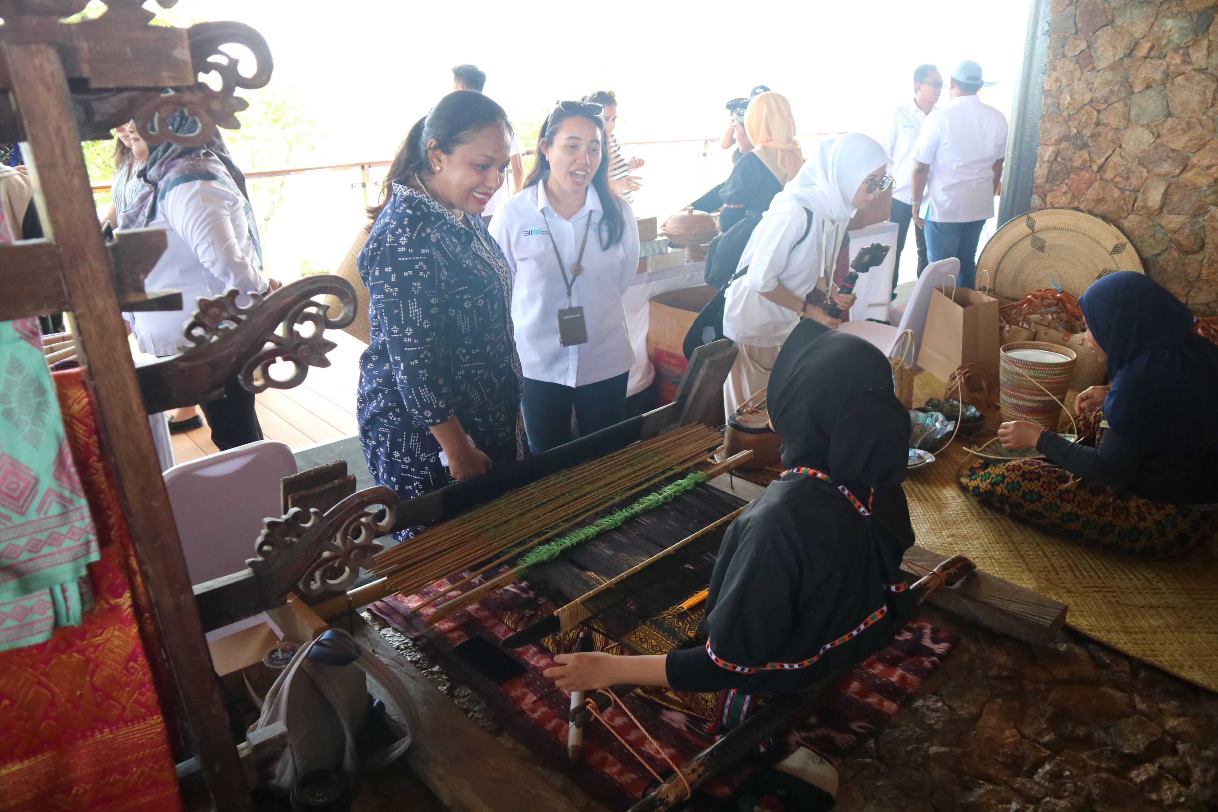 Sejumlah delegasi Indonesia Gastrodiplomacy Series (IGS) mengunjungi beberapa both kerajinan kriya di Bale Mandiri, Bukit 360, Sirkuit Internasional Mandalika, Lombok Tengah, Sabtu (10/5).