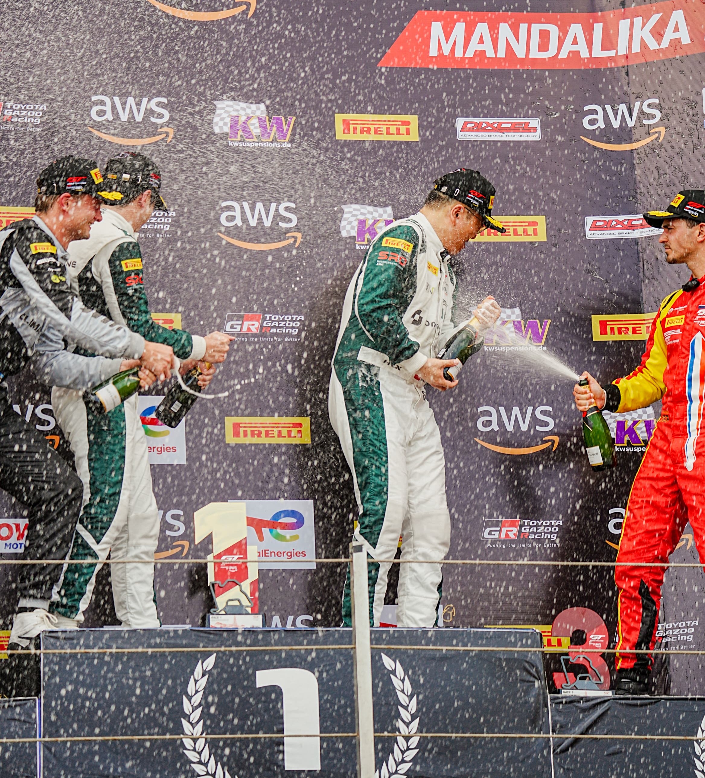 Para pembalap rayakan kemenangan di atas podium usai race pertama GT World Challenge Asia 2025 di Sirkuit Internasional Mandalika, Lombok Tengah, Sabtu (10/5).