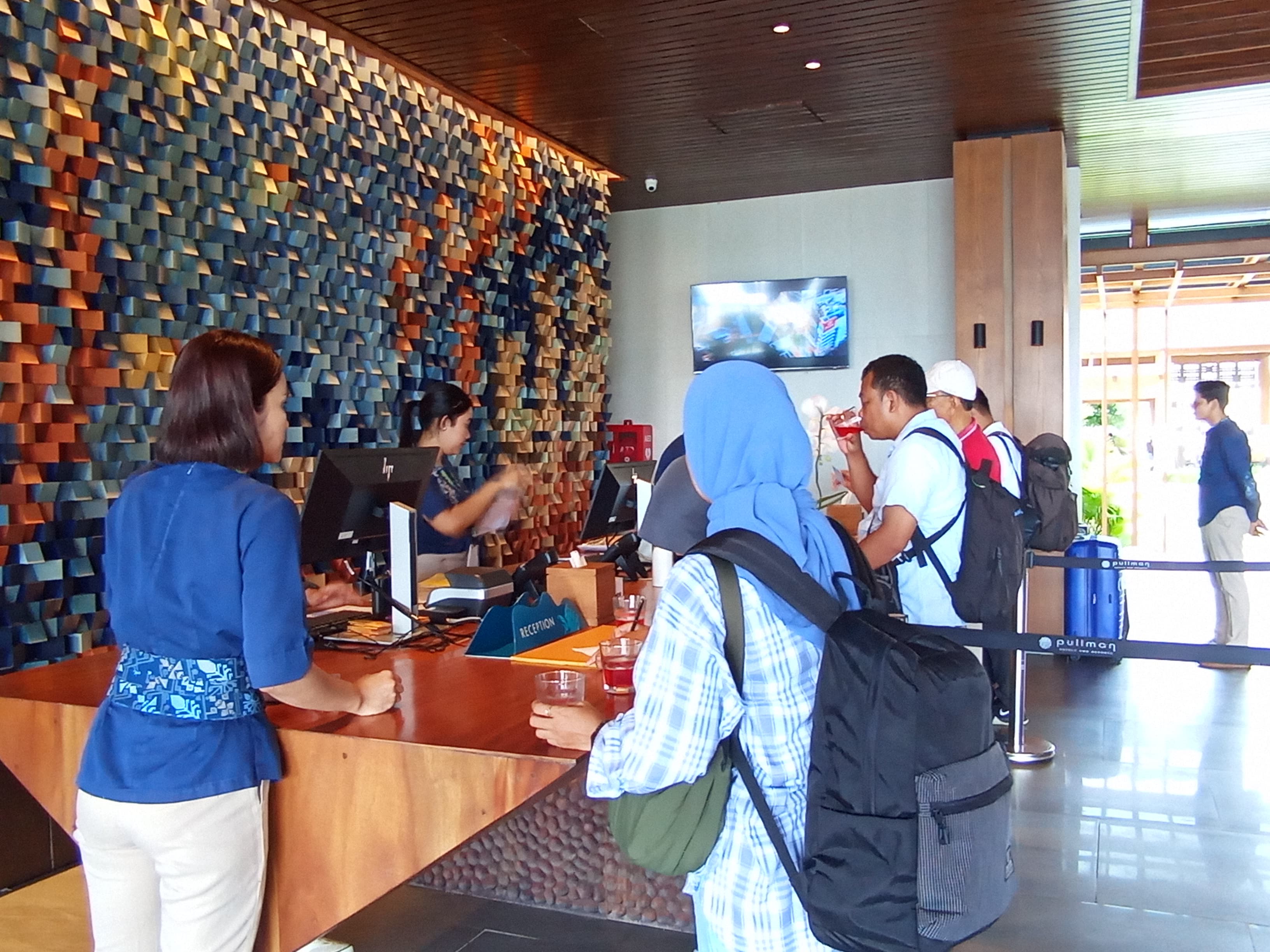 Sejumlah wisatawan domestik yang tengah melakukan proses check in di salah satu hotel di Lombok Tengah, beberapa waktu lalu.