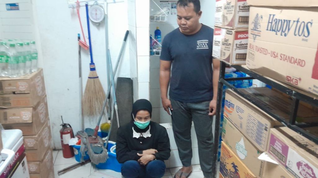 DIAMANKAN: Seorang perempuan berinisial EDS diamankan polisi usai beraksi mengambil sejumlah barang di salah satu supermarket, Jalan Bung Hatta, Mataram, Jumat (9/5).