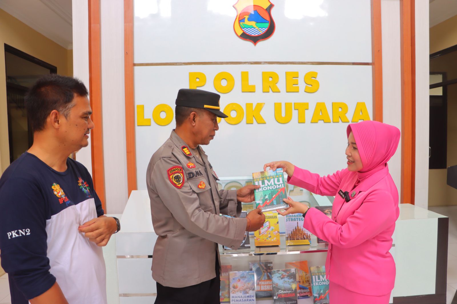 POLISI MEMBACA: Ketua Bhayangkari Cabang Kabupaten Lombok Utara Heny Agus Purwanta menyerahkan buku karyanya.