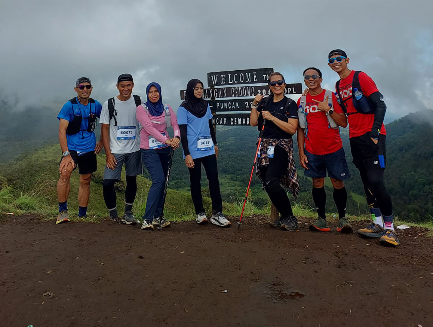 Sejumlah tektoker berfoto di Pelawangan Bukit Gedong.