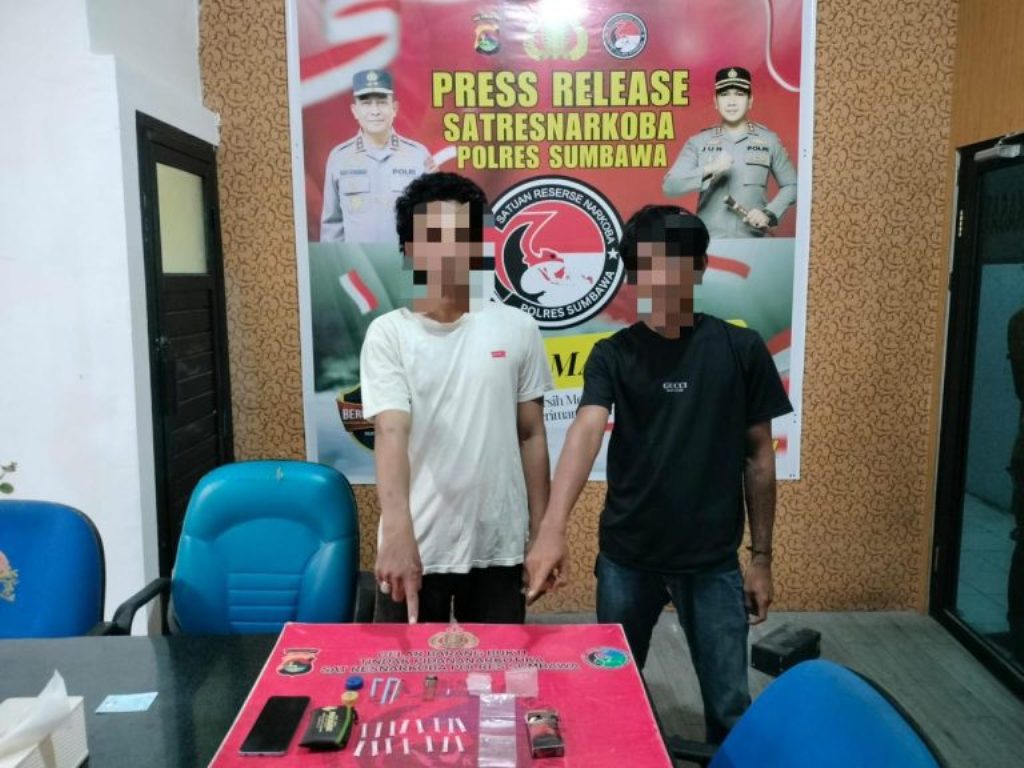 DIAMANKAN: Pelaku RM dan J diamankan bersama barang bukti sabu dan lainnya, Kamis (8/5).
