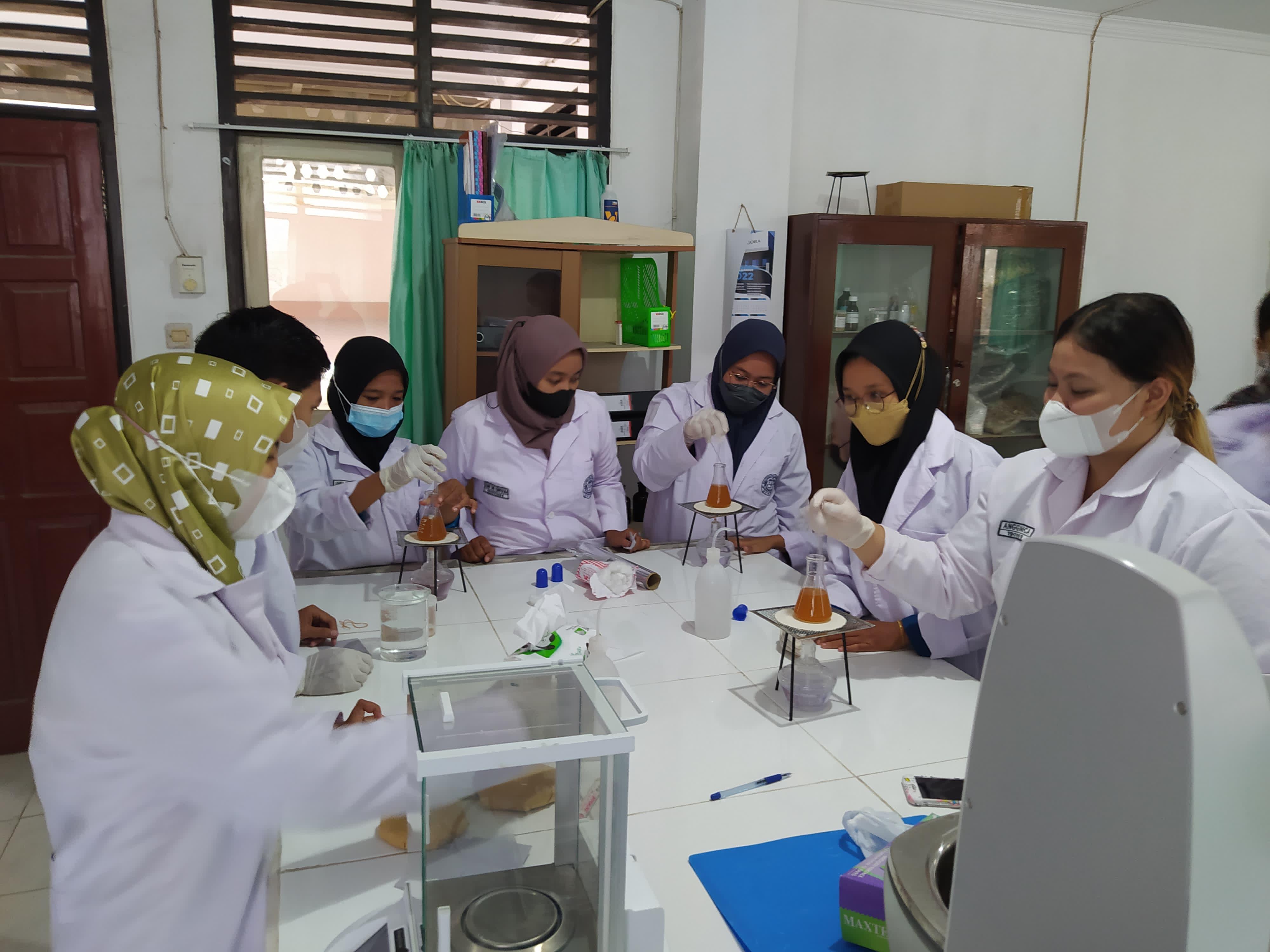 PRAKTIKUM : Sejumlah Mahasiswa Farmasi UBG melakukan kegiatan penelitian kandungan zat dalam racikan obat-obatan kimia dan ramuan herbal.