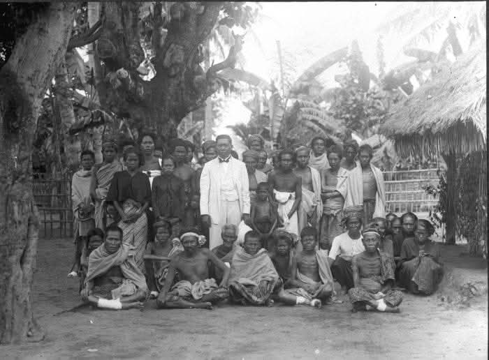 POSE: DR Raden Soedjono (baju putih) bersama masyarakat Sepolong, Labuhan Haji sesaat telah melakukan pengobata bagi warga pada tahun 1925.