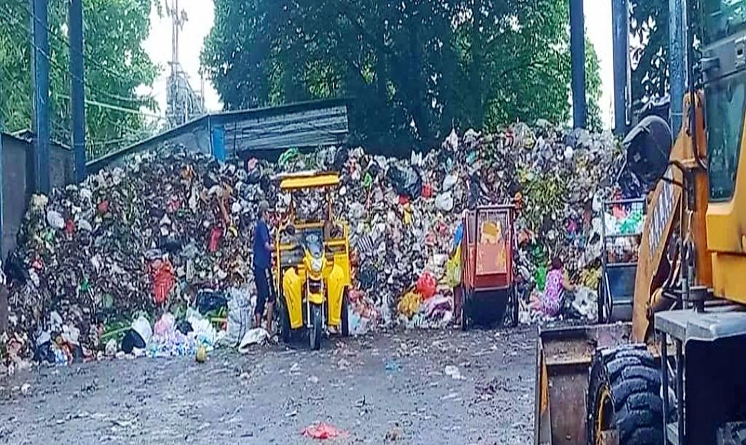 Masyarakat Kota Mataram Nusa Tenggara Barat mulai mengeluhkan bau busuk menyengat akibat tumpukan sampah di TPS Lewata yang dinilai lama mengendap.
