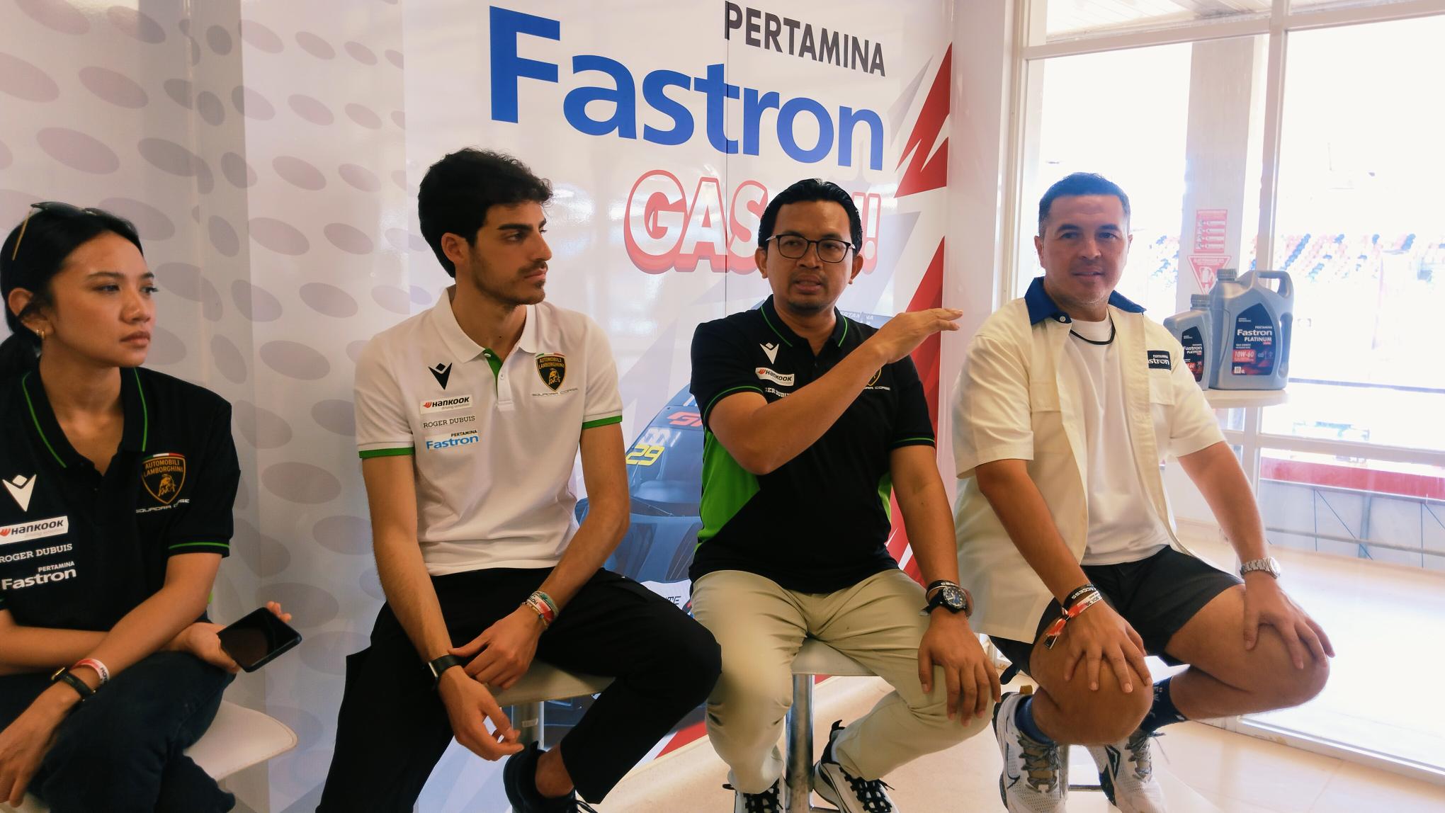 VP Marketing Pertamina Lubricants Nugroho Setyo Utomo (dua kanan) dalam konferensi pers Pertamina Lubricants di ajang GT World Challenge Asia 2025, Sirkuit Internasional Mandalika.