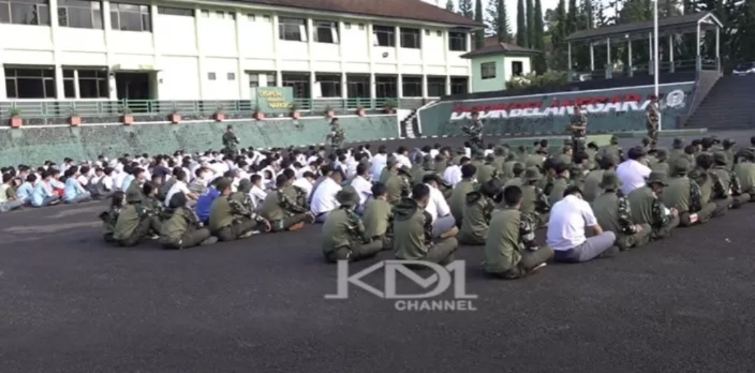 Kanal YouTube pribadi milik Gubernur Jawa Barat, Kang Dedi Mulyadi Channel, mengabadikan momen-momen haru dan inspiratif dari pendidikan kedisiplinan yang mereka jalani. (Foto: tangkapan layar)