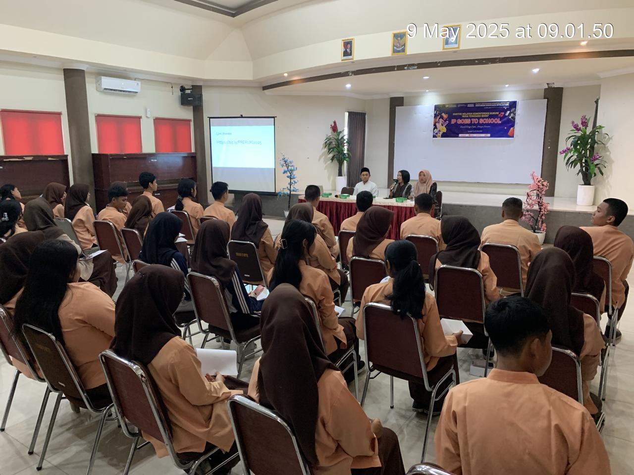 EDUKASI SISWA: Tim dari Kanwil Kemenkum NTB memberikan pemaparan di kegiatan IP Goes to School, SMAN 5 Mataram, Jumat (9/5).