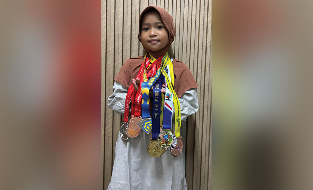 BIKIN BANGGA: Qashiratut Tharfi Paranata atau Atut, bocah 7 tahun asal NTB kembali menambah koleksi medalinya di kompetisi internasional di bidang matematika. (Istimewa)