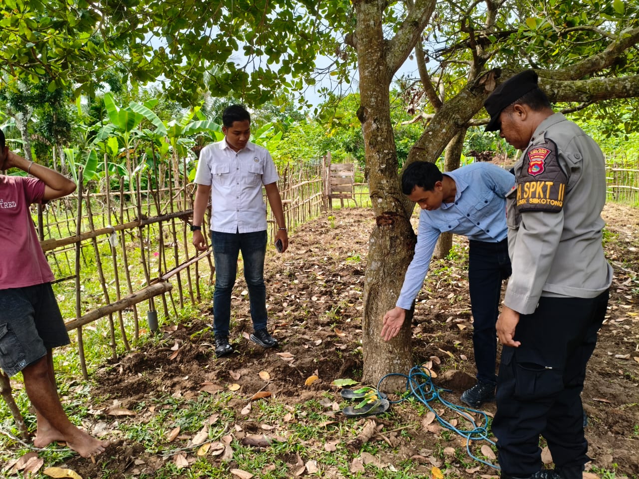 CEK TKP: Pihak Polsek Sekotong melakukan pemeriksaan lokasi pria yang diduga gantung diri di Desa Buwun Mas, Kecamatan Sekotong, Lombok Barat, Sabtu (11/5).