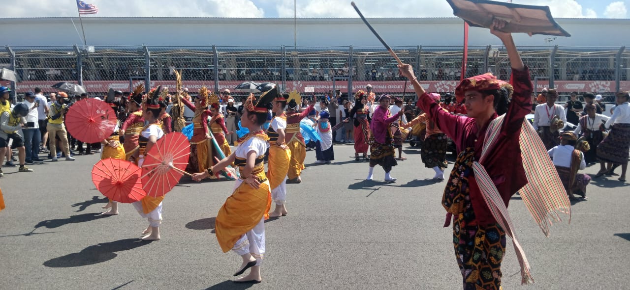 BUDAYA LOKAL: Suasana opening seremoni GT World Challenge Asia 2025 di Sirkuit Internasional Mandalika, Lombok Tengah, Minggu (11/5) siang.