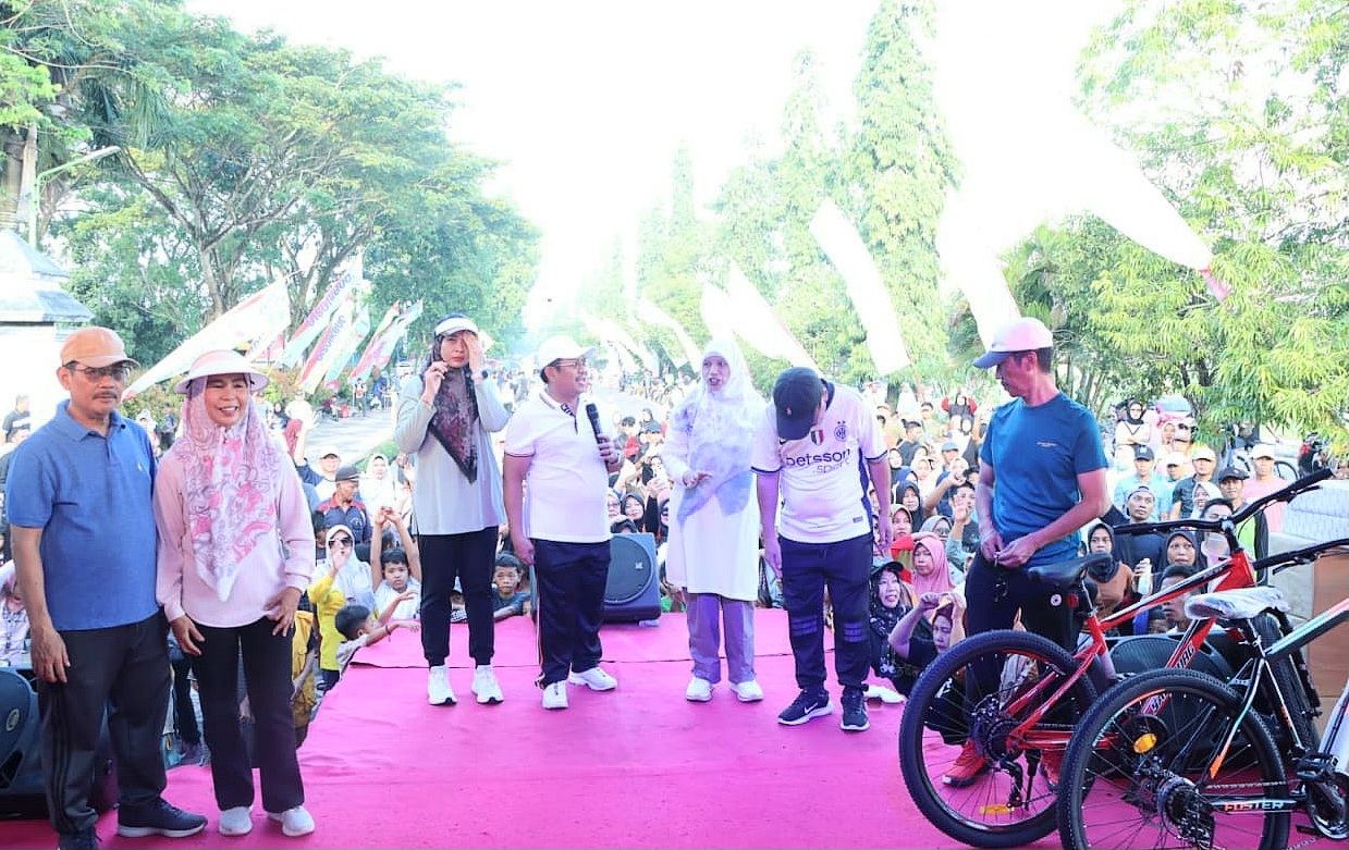 HIDUPKAN KOTA GERUNG: Bupati Lobar Lalu Ahmad Zaini dan Wakil Bupati Nurul Adha saat melakukan undian doorprize dalam acara fun walk di area Taman Kota Gerung, Minggu (11/5).