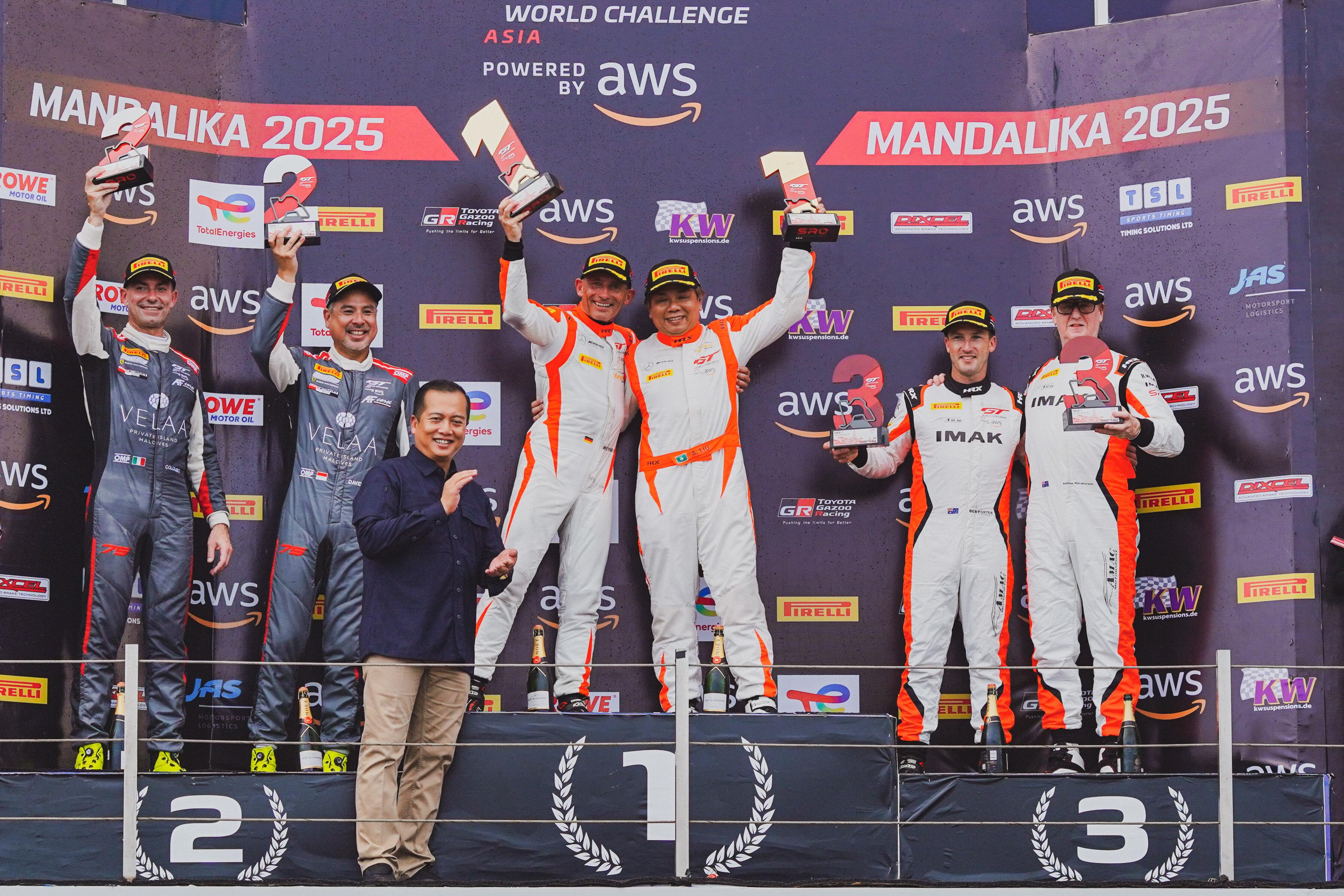 Gubernur NTB Lalu Muhamad Iqbal (baju biru) turut hadir dan memberikan tropi kepada pembalap yang naik podium pada Race Pertama World Challenge Asia 2025, di Sirkuit Internasional Mandalika.