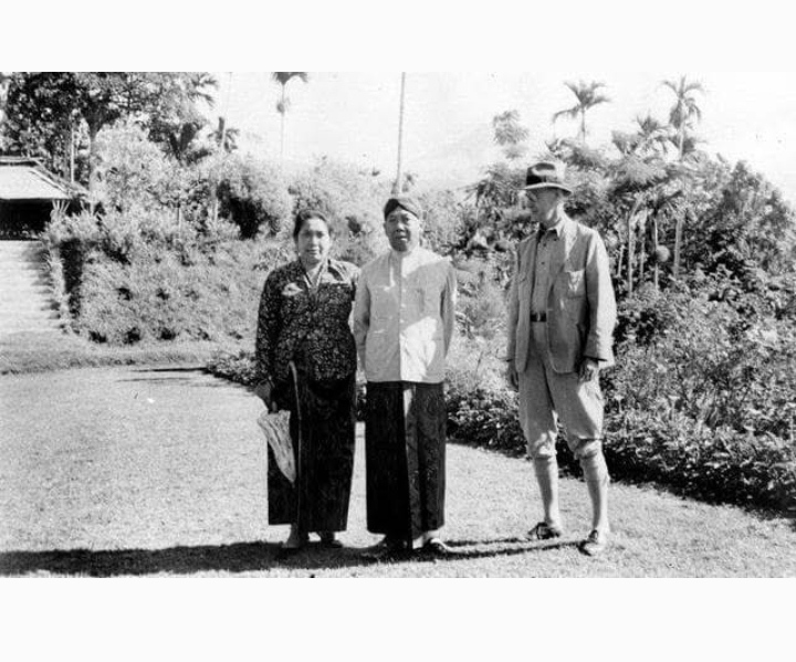 BARENG MENIR: Dr Soedjono (tengah) bersama istri saat berpose dengan salah seorang ilmuan Eropa Prof Dr JP Kleiwig de Zwaan tahun 1939.