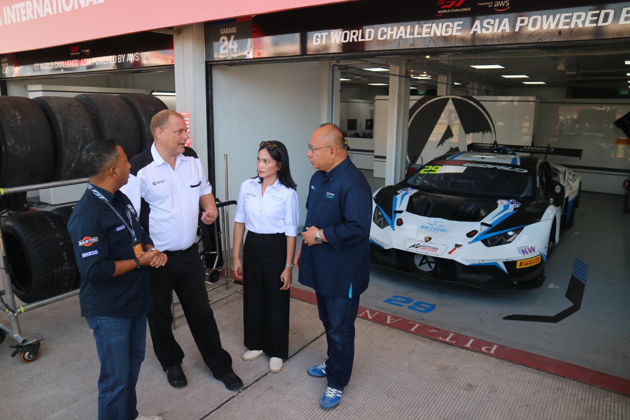 Direktur Komersial ITDC Troy Reza Warokka  (kanan) berbincang dengan Co Founder dan Team Director Absolute Racing Matter Ingo (dua kiri) usai penandatanganan kerja sama pengembangan Luxury Garage.