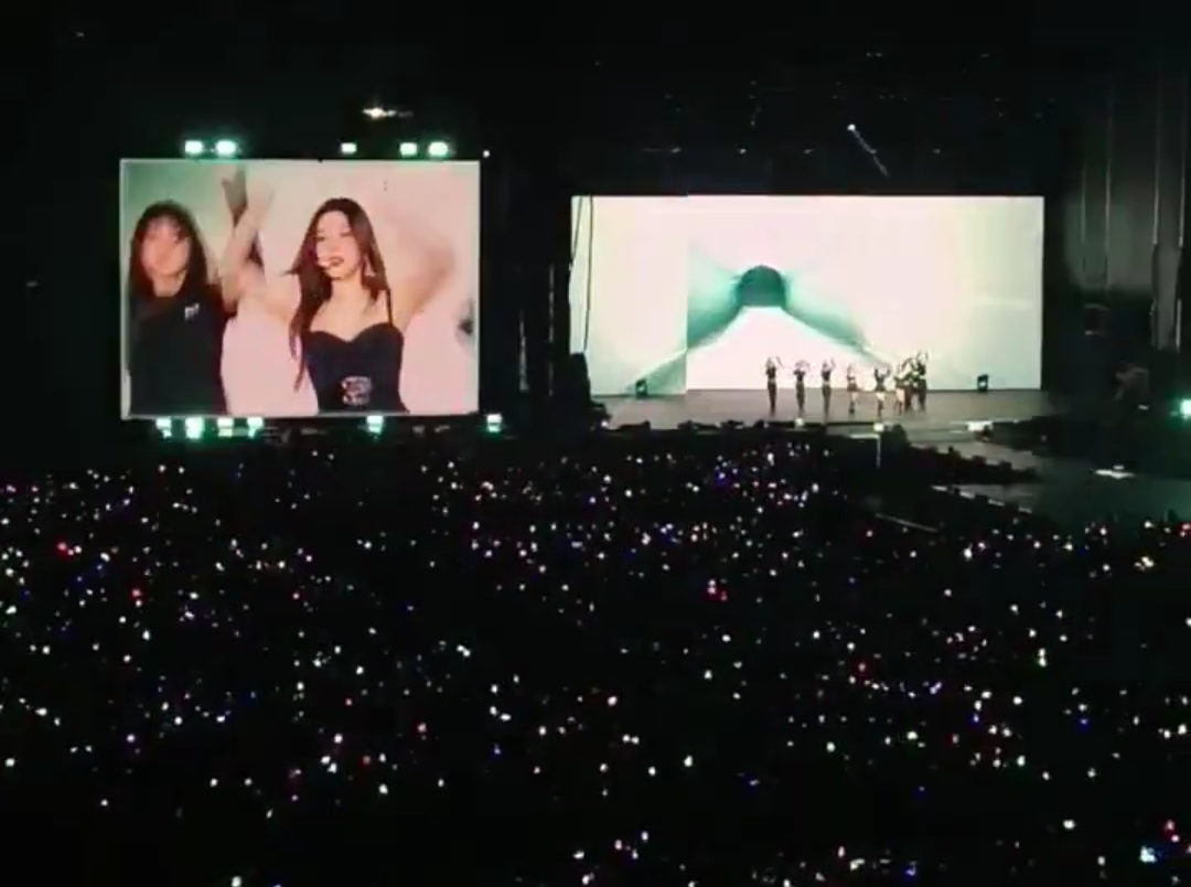 Lautan penggemar yang menonton penampilan Red Velvet dalam konser SMTOWN LIVE 2025 di Meksiko.