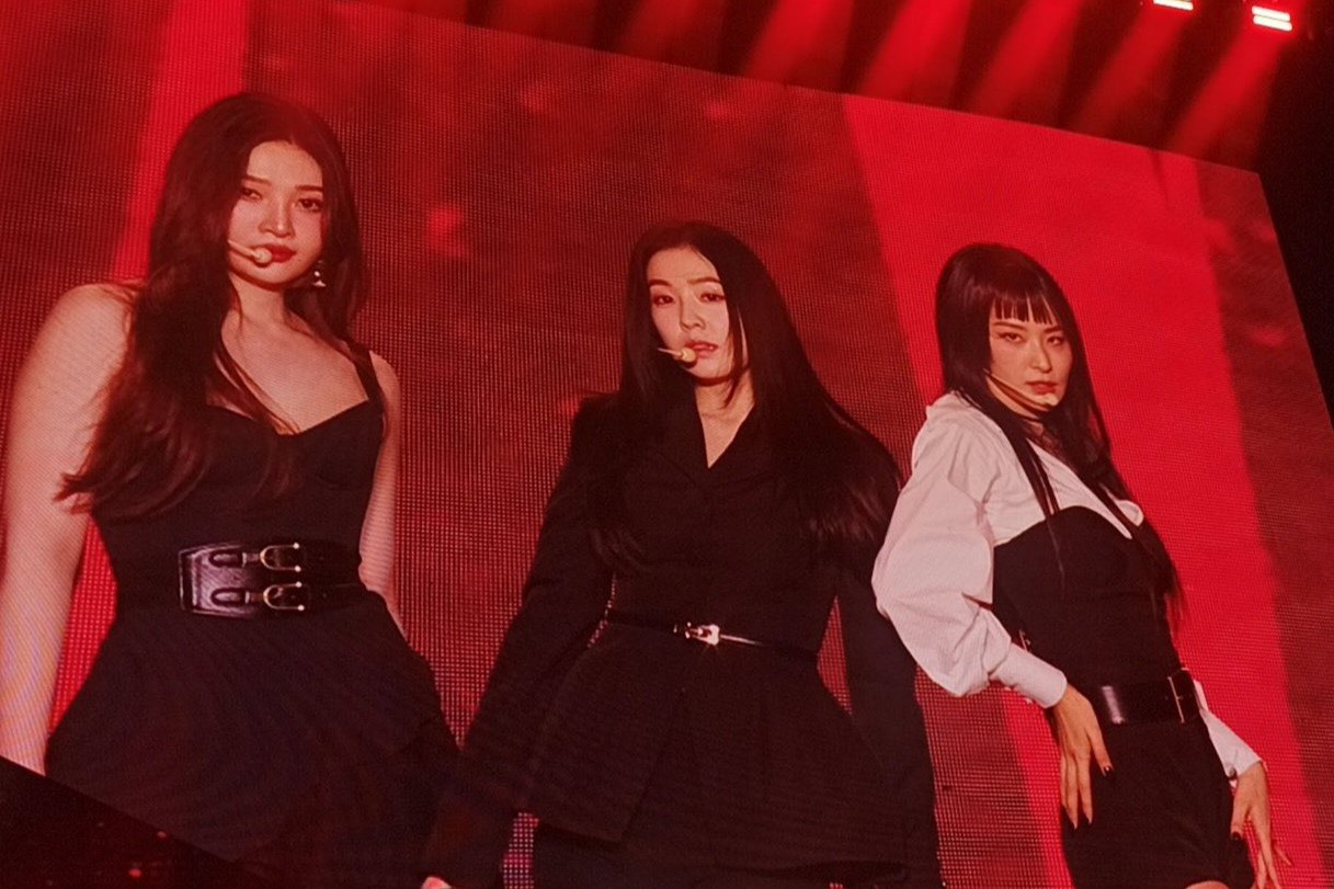 Trio Red Velvet, Joy, Irene, dan Seulgi saat tampil di konser SMTOWN LIVE 2025 di Meksiko.
