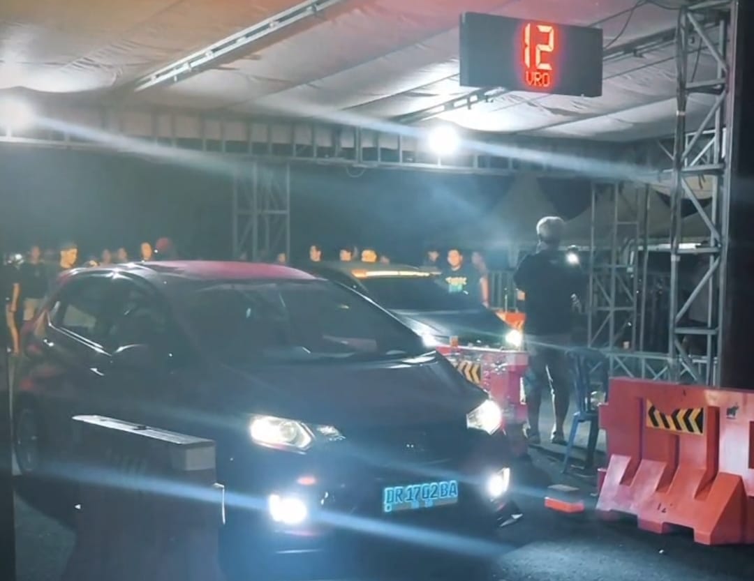 Beberapa mobil bersiap untuk drag race di lintasan Eks Bandara Selaparang, Sabtu (10/5).
