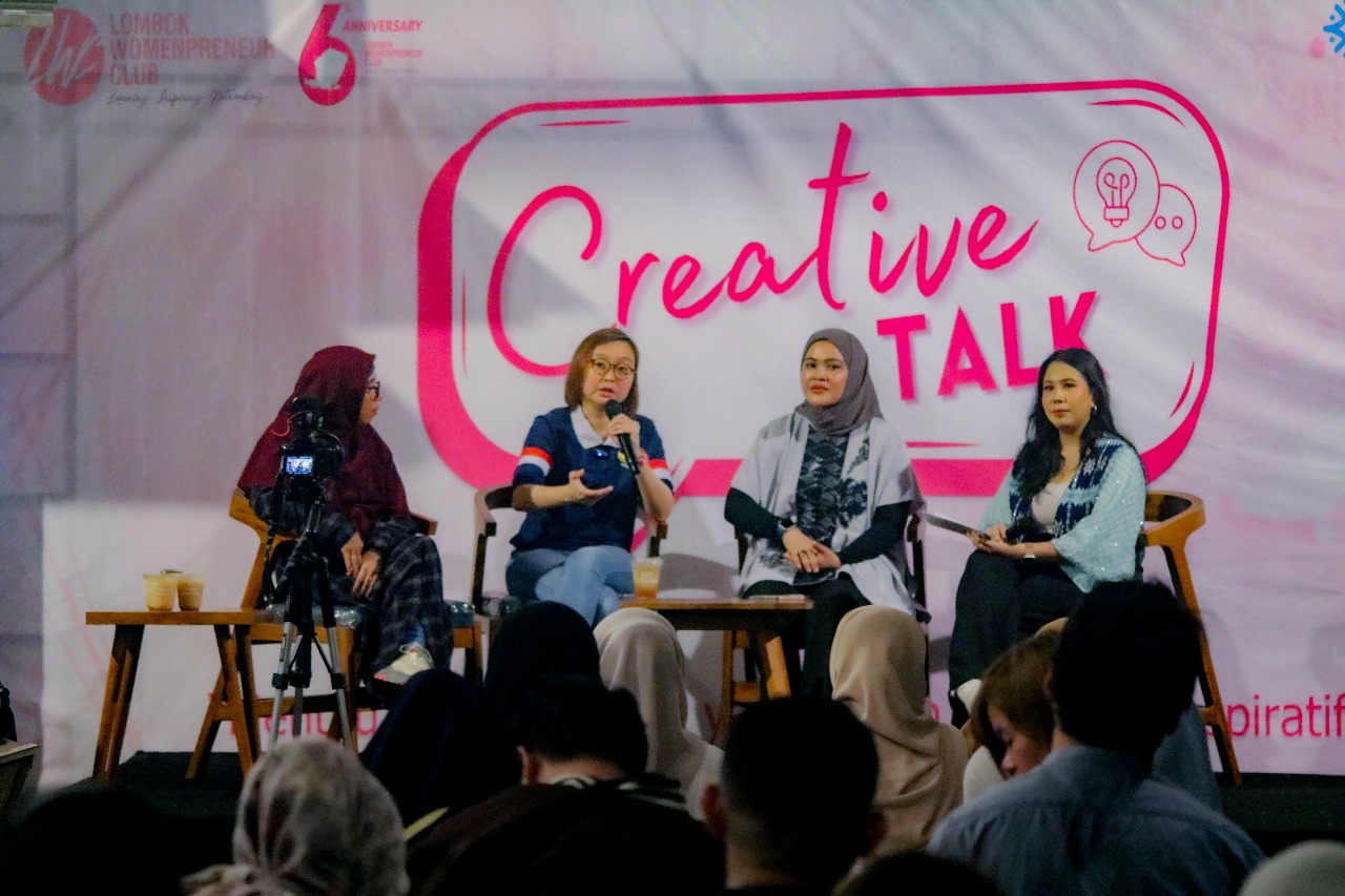 Wamenkraf Irene Umar (dua dari kiri) bersama Founder LWC Indah Purwanti (tiga dari kiri) saat berbincang dalam program Creatove Talk LWC di Mataram.