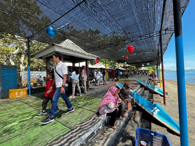 Wisatawan lokal yang tengah berlibur di Pantai Lapade yang ada di Utan, Kabupaten Sumbawa.