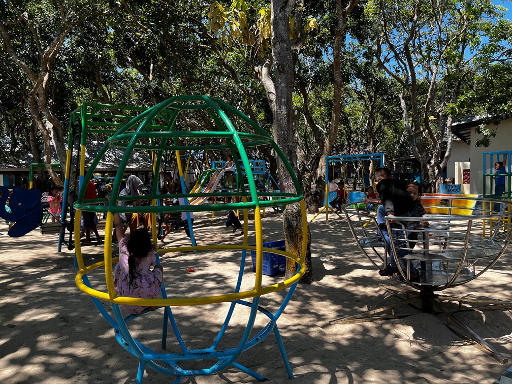 Wahana permainan anak-anak yang terletak di dalam area Pantai Lapade.