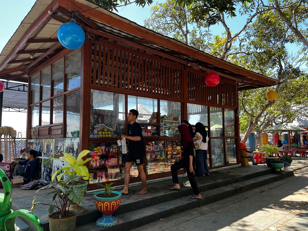 Kantin Pantai Lapade.