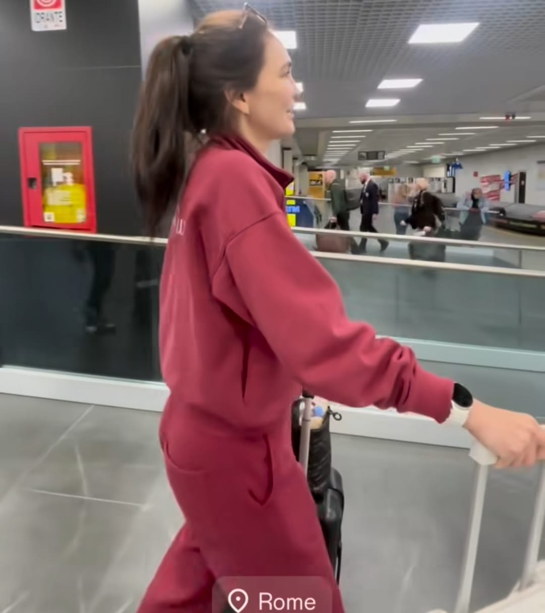 Luna Maya terlihat baru tiba di Bandara Roma. (Facebook Luna Maya)