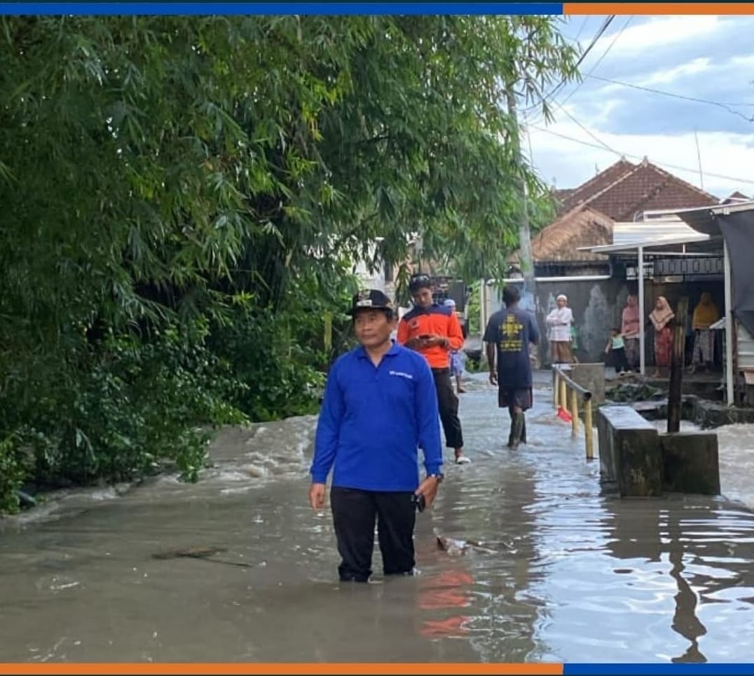 Tim BPBD Provinsi NTB dan BPBD Kabupaten Lombok Tengah saat turun langsung ke daerah terdampak banjir, Minggu (11/5).