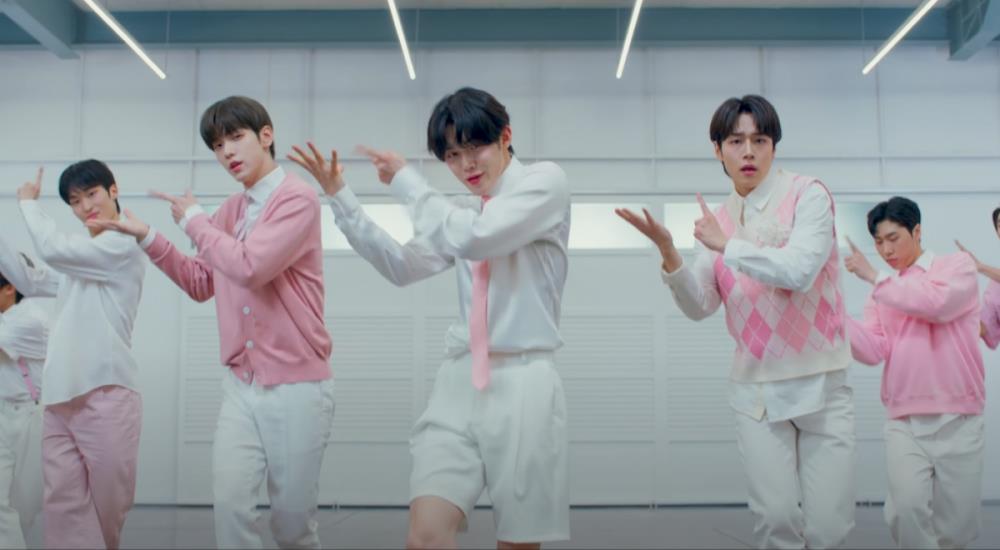 Cuplikan penampilan grup HI-BOYZ dalam drama Resident Playbook.