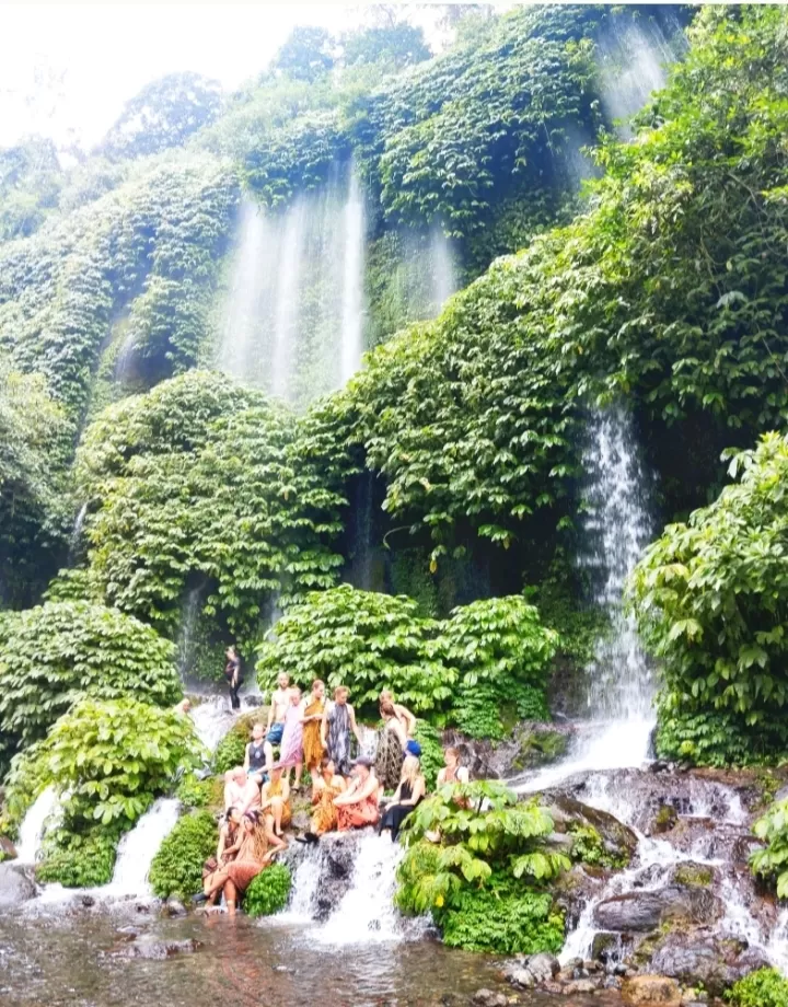 Sejumlah wisatawan mancanegara menikmati waktu liburan di Air Terjun Benang Kelambu.
