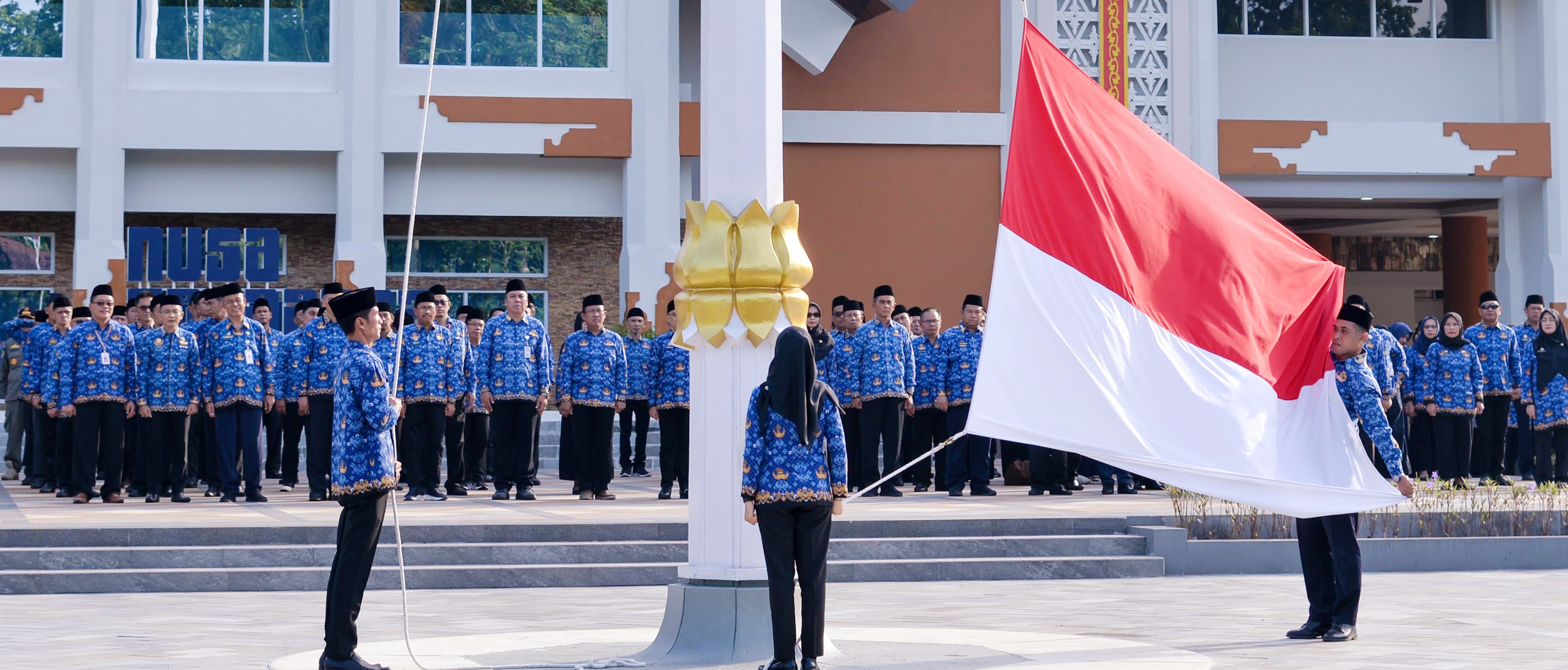 ABDI NEGARA: Para ASN di lingkungan Pemprov NTB sedang menggelar upacara bendera di lapangan Bumi Gora, Senin pekan (5/5).
