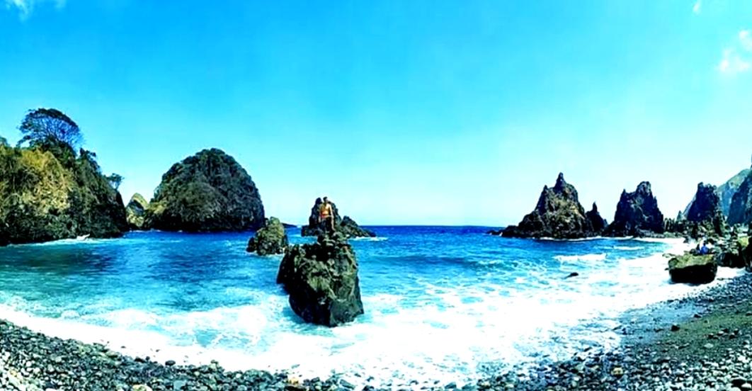 Pantai Piling berada di daerah yang cukup terpencil, sehingga suasana di sini sangat tenang dan damai.