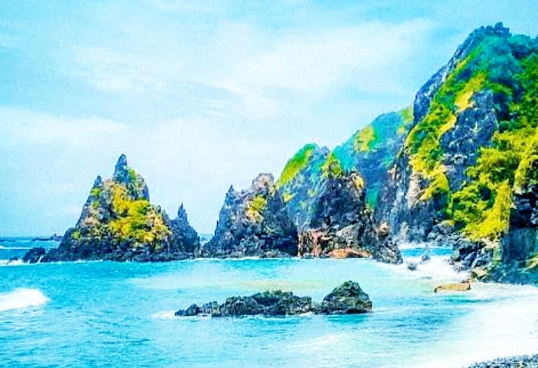 Pantai Piling dikenal dengan air lautnya yang jernih dan berwarna biru kehijauan, yang memancarkan keindahan alam bawah lautnya.