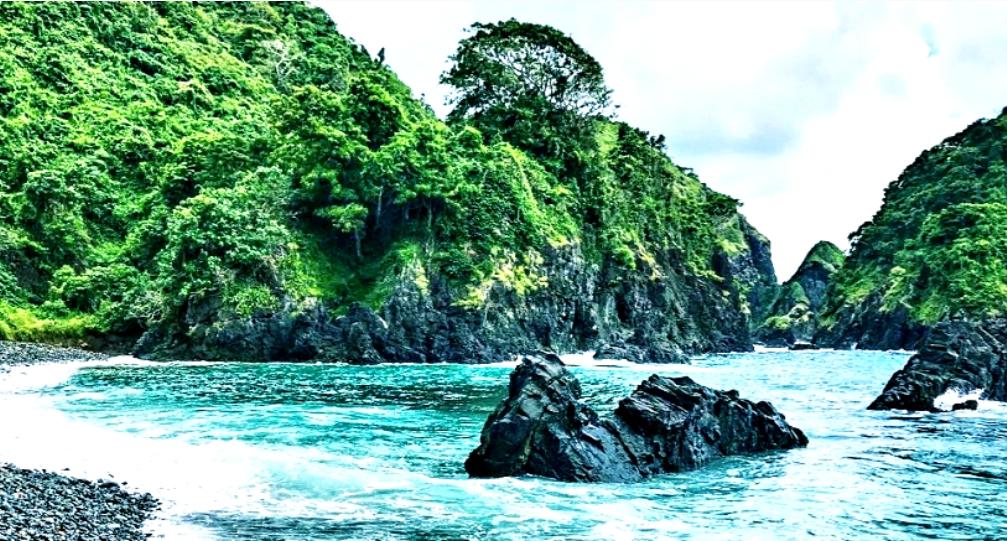 Pantai Paling menawarkan kekhasan sebagai pantai yang masih asli dan belum terjamah.