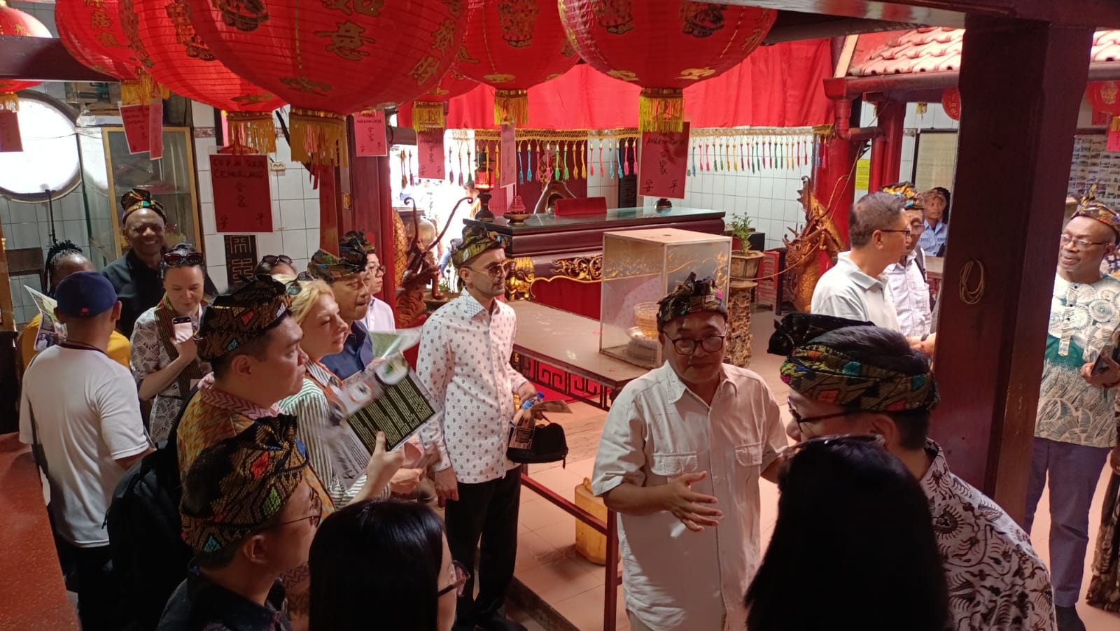 Fendy Loekman dari LHSS (tengah) menjelaskan tentang Kelenteng Po Hwa Kong Ampenan kepada para diplomat dalam acara Indonesia Gastrodiplomacy Series 2025  Jumat (8/5/25).