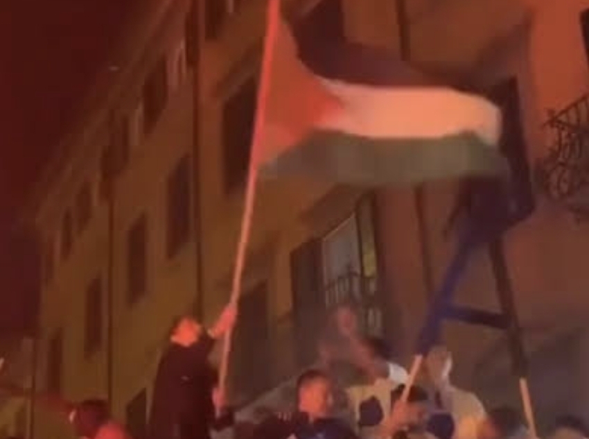 Momen saat Filippo Inzaghi mengangkat tinggi bendera Palestina saat berdiri di atas bus parade kemenangan timnya. (Foto: istimewa)