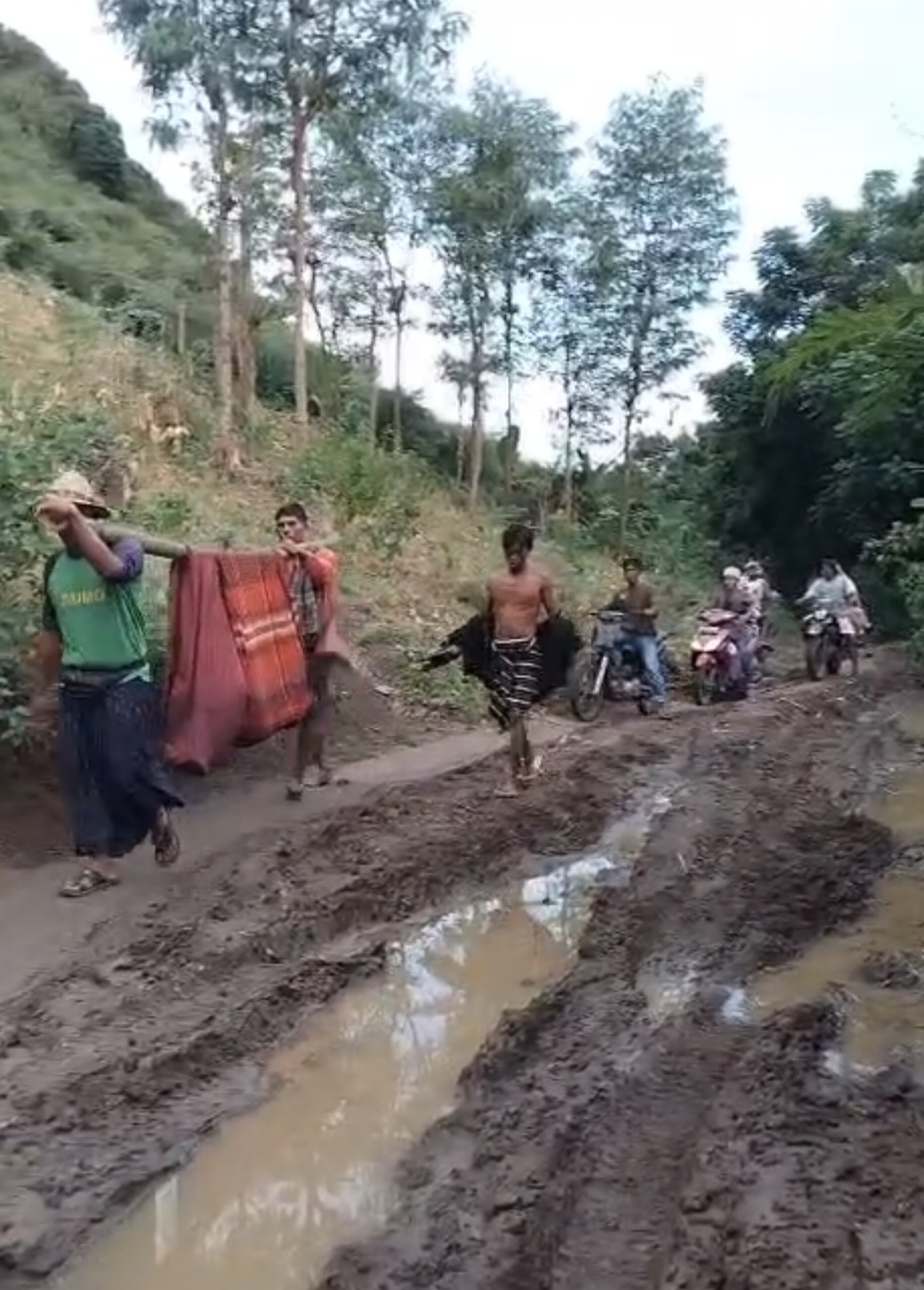 TANDU WARGA SAKIT: Warga Dusun Meang, Desa Persiapan Pengantap, Kecamatan Sekotong, Kabupaten Lombok Barat (Lobar), bergotong royong menandu seorang warga yang sakit, Senin sore (12/5).