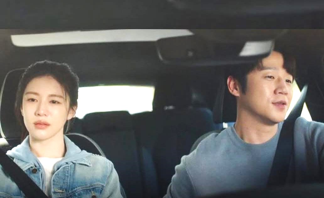 Salah satu adegan Go Yoon Jung dan Jung Joon Won dalam drama Resident Playbook.