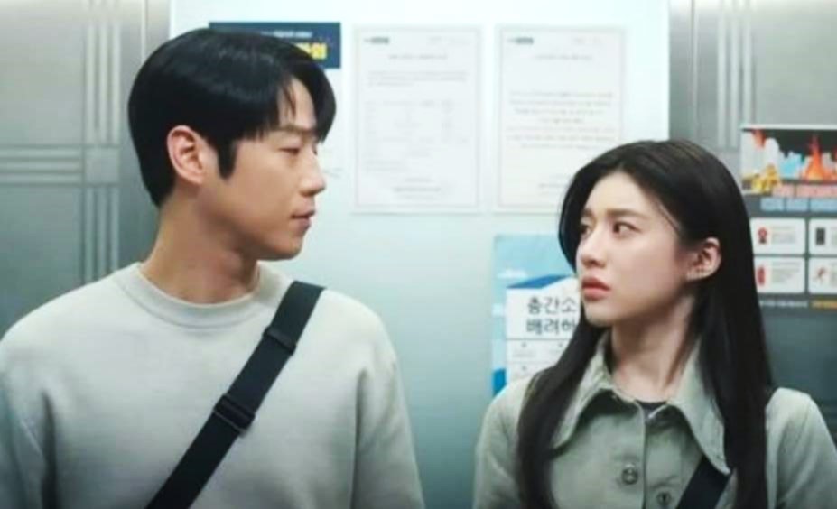Salah satu adegan Go Yoon Jung dan Jung Joon Won dalam drama Resident Playbook.