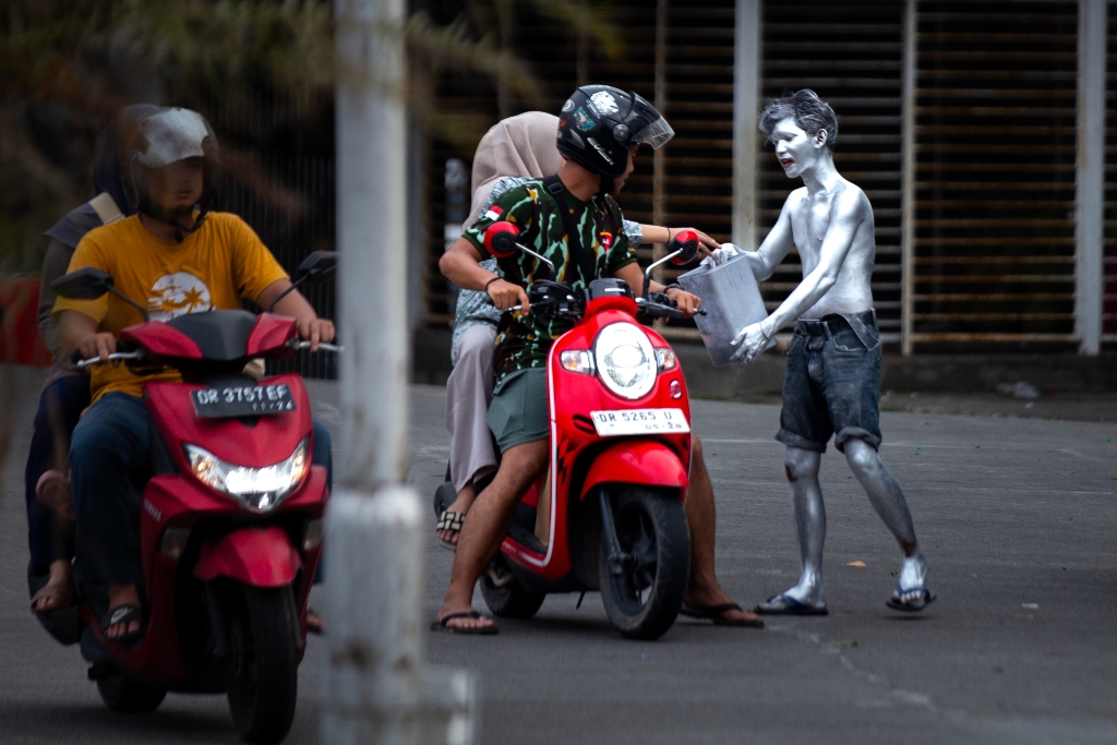MINTA UANG : Seorang manusia silver yang sedang meminta yang di jalanan Kota Mataram beberapa waktu lalu.&nbsp;