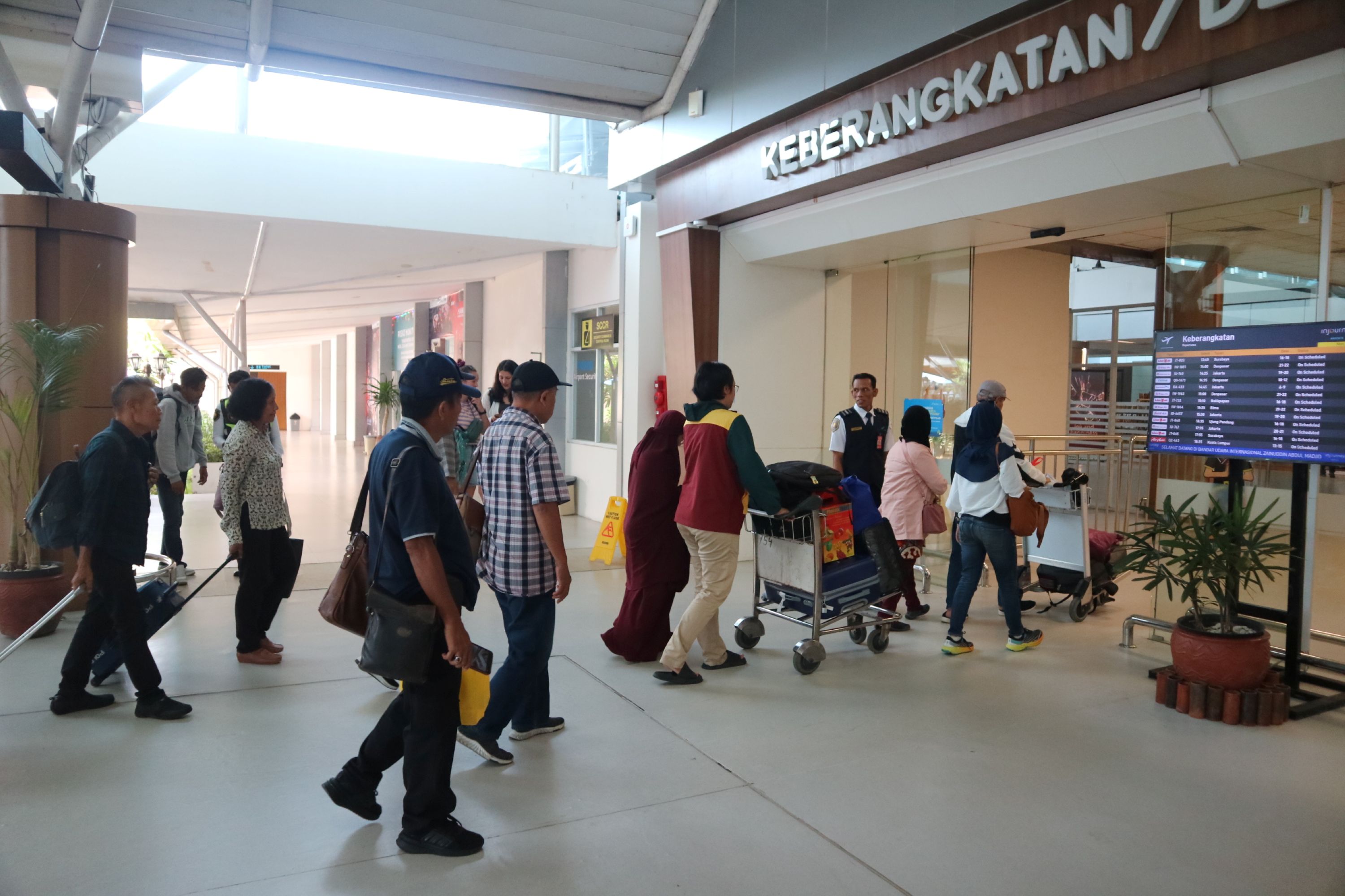 sejumlah penumpang masuk di pintu keberangkatan Bandara Internasional Lombok