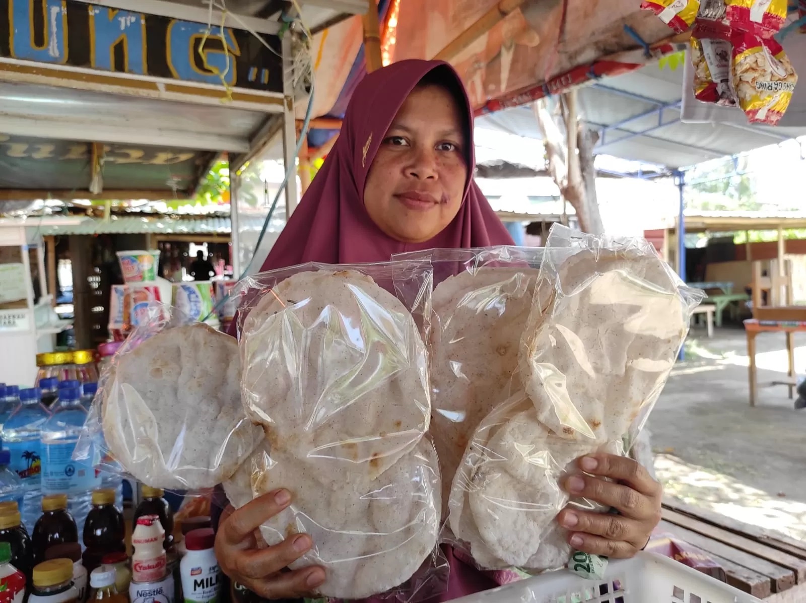 Ibu penjual kerupuk Opak-Opak di Lombok Utara.