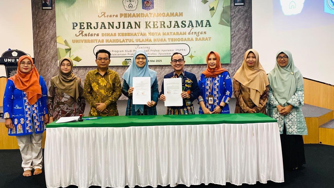 LANGKAH NYATA: Kepala Dinas Kesehatan Kota Mataram, dr. H. Emirald Isfihan, MARS., MH., CMC., FISQua, bersama Rektor Universitas Nahdlatul Ulama NTB, Dr. Baiq Mulianah, menunjukkan dokumen Perjanjian.