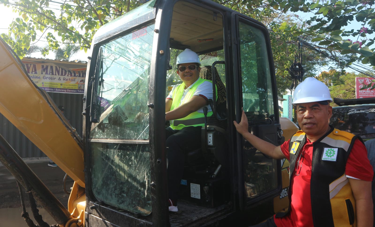 MULAI DIPERBAIKI: Bupati Lombok Barat Lalu Ahmad Zaini bersama Kepala Dinas PUTR Lalu Winengan menerjunkan ekskavator sebagai tanda dimulainya pengerjaan perbaikan Jalan Terong Tawah, Minggu (13/5).