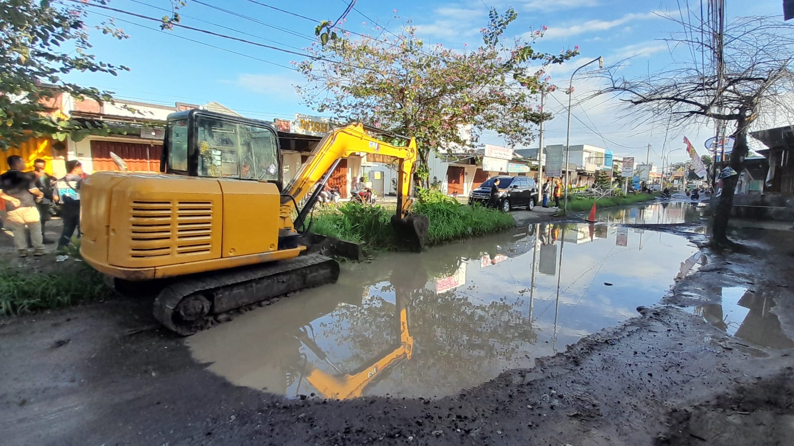 SEGERA DIPERBAIKI: Beginilah kondisi jalan di Desa Terong Tawah yang kerap dikeluhkan warga.
