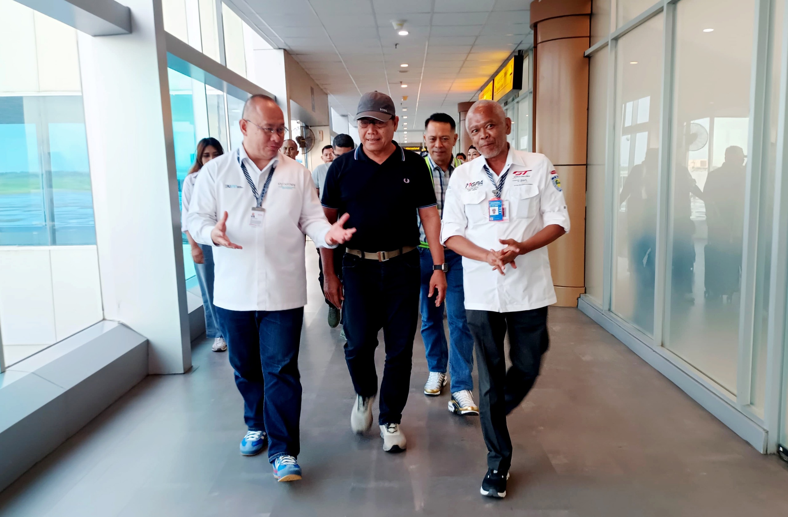 Kepala Staf Kepresidenan Republik Indonesia Letjen TNI (Purn) AM Putranto (tengah) turut hadir menyaksikan ajang GT World Challenge Asia 2025 di Sirkuit Internasional Mandalika, Sabtu (10/5).