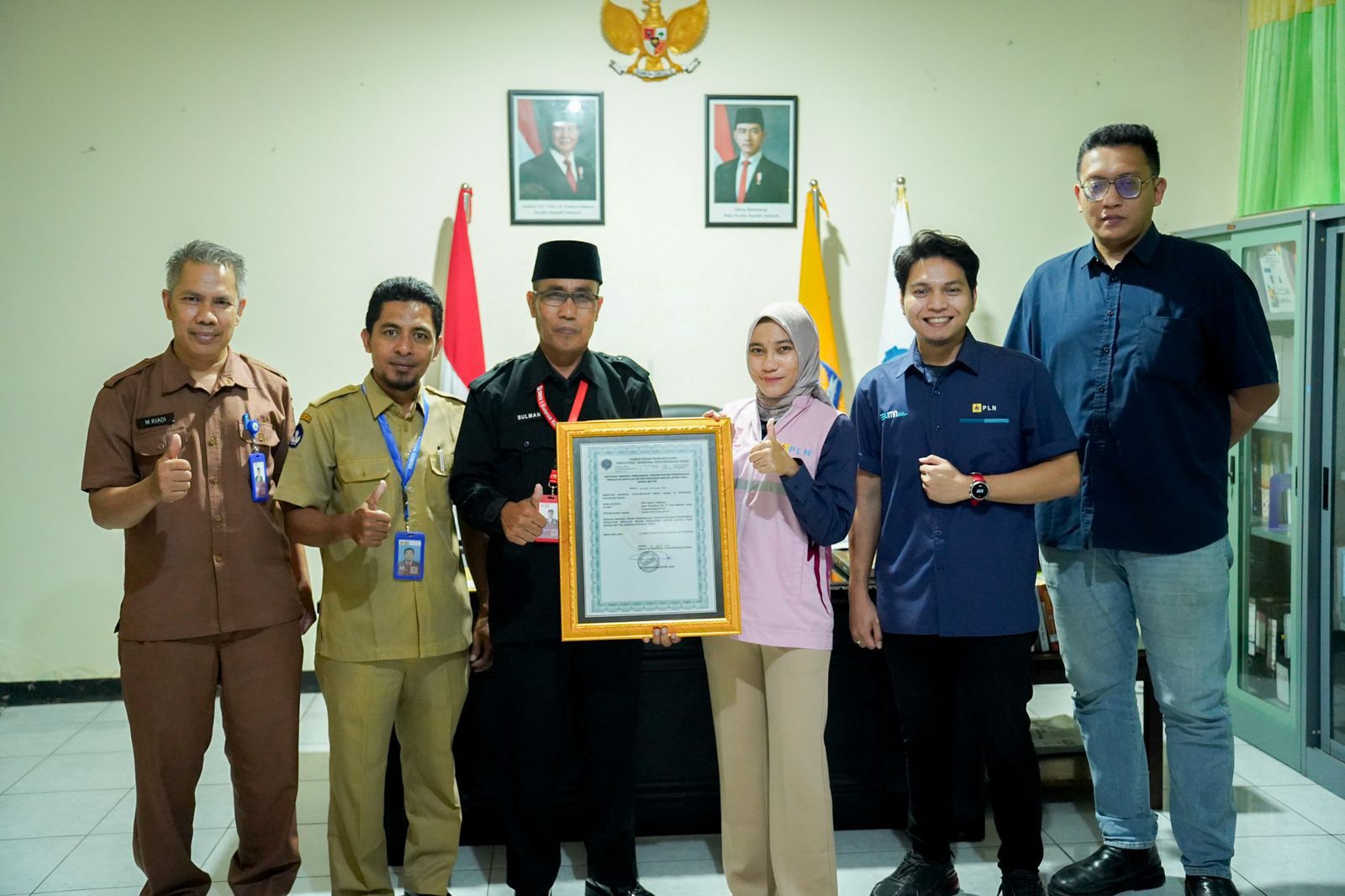 Jajaran PLN UIP Nusra dan SMKN 3 Mataram menunjukkan sertifikat bengkel konversi grade B yang diberikan Kementerian Perhubungan.