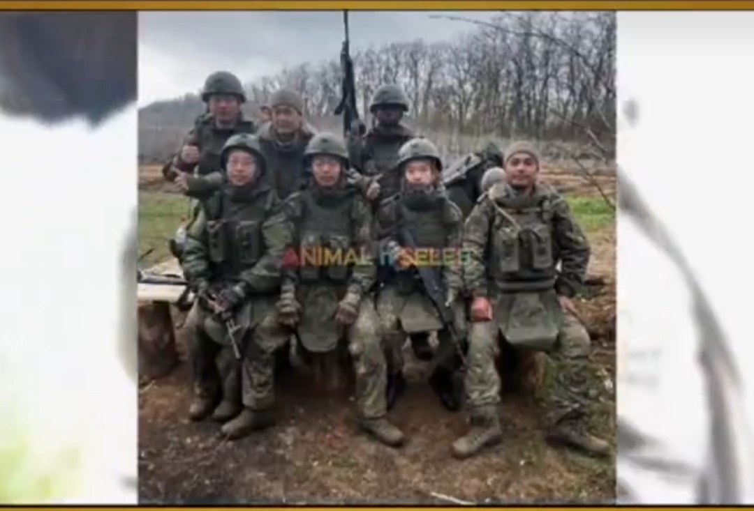 SIAGA: Serda Satria (paling kanan) bersama rekannya sesama Tentara Rusia tengah bersiaga melawan Ukraina. (internet)